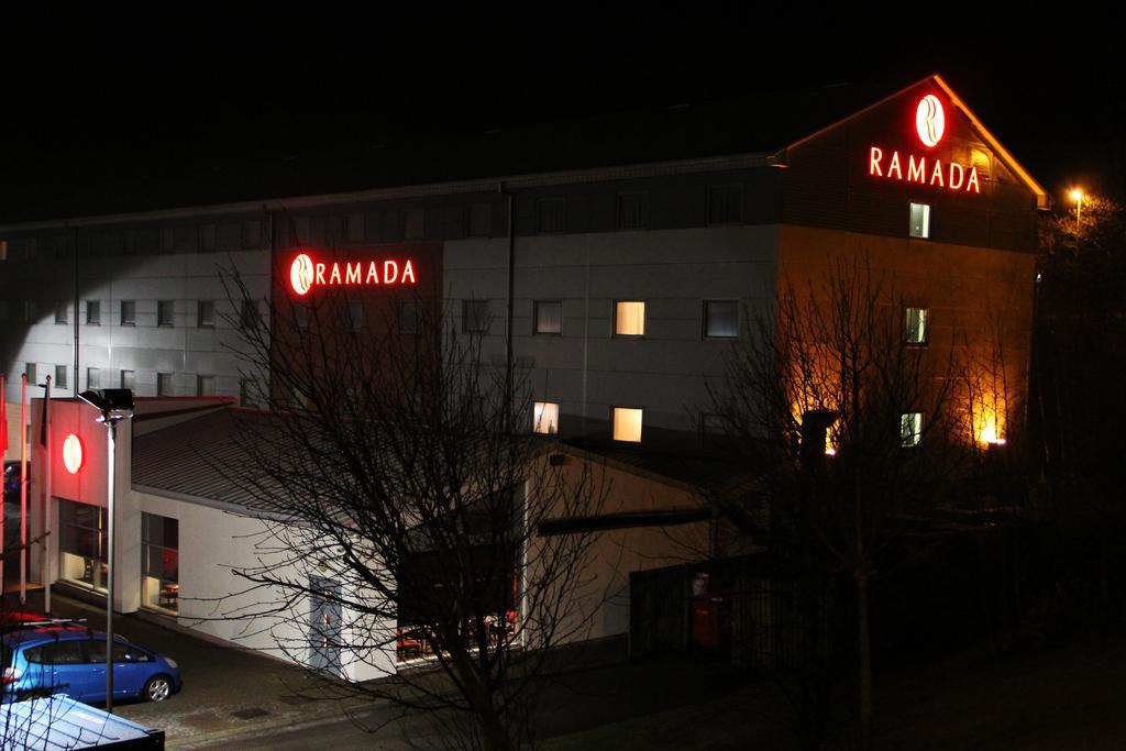 Отель Ramada Вэйкфильд Экстерьер фото