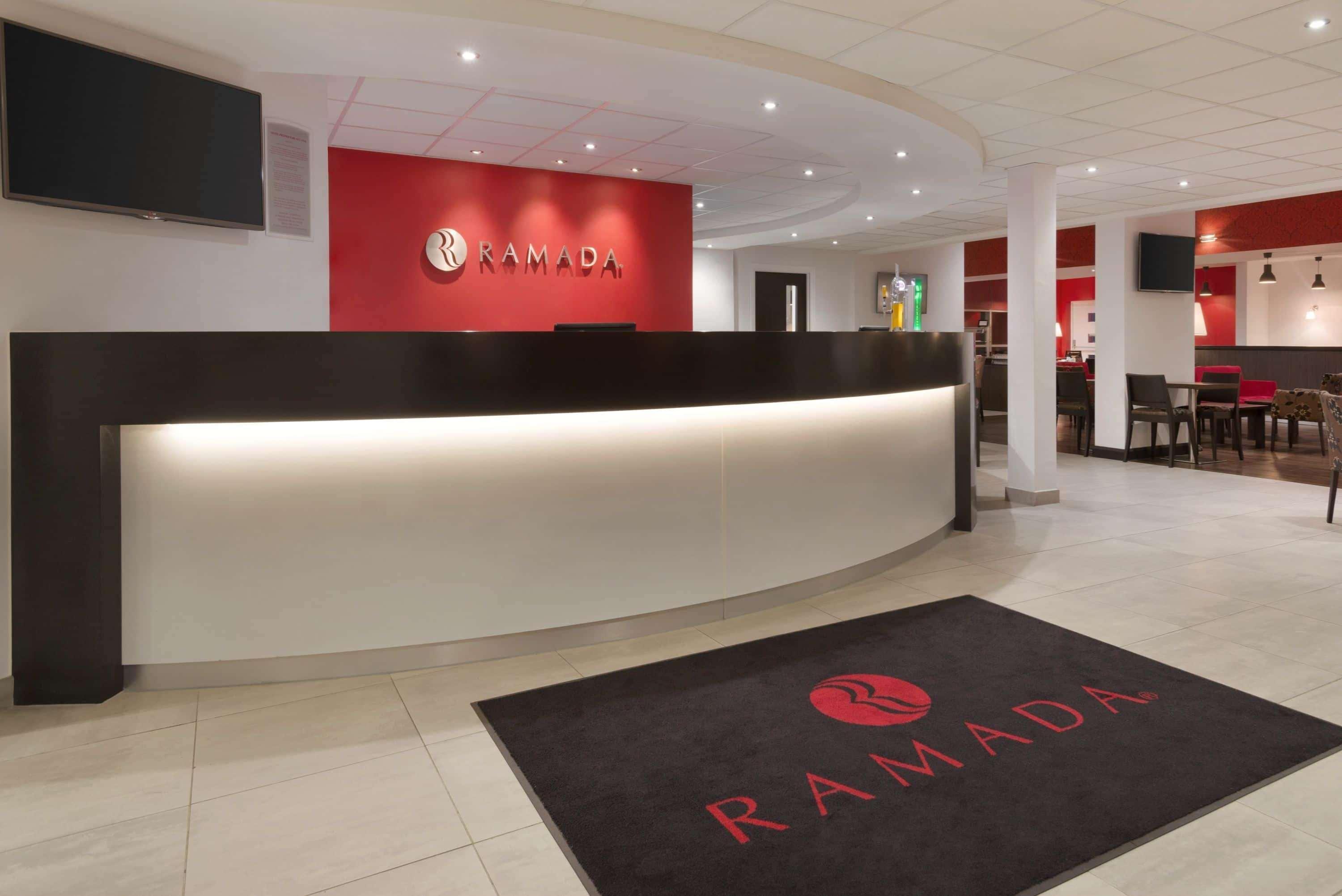 Отель Ramada Вэйкфильд Экстерьер фото